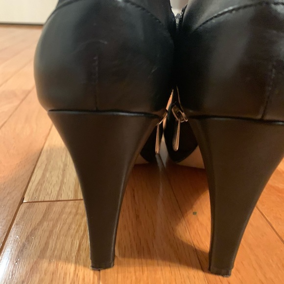 Adrienne Vittadini “Poomses” booties. - Picture 5 of 6